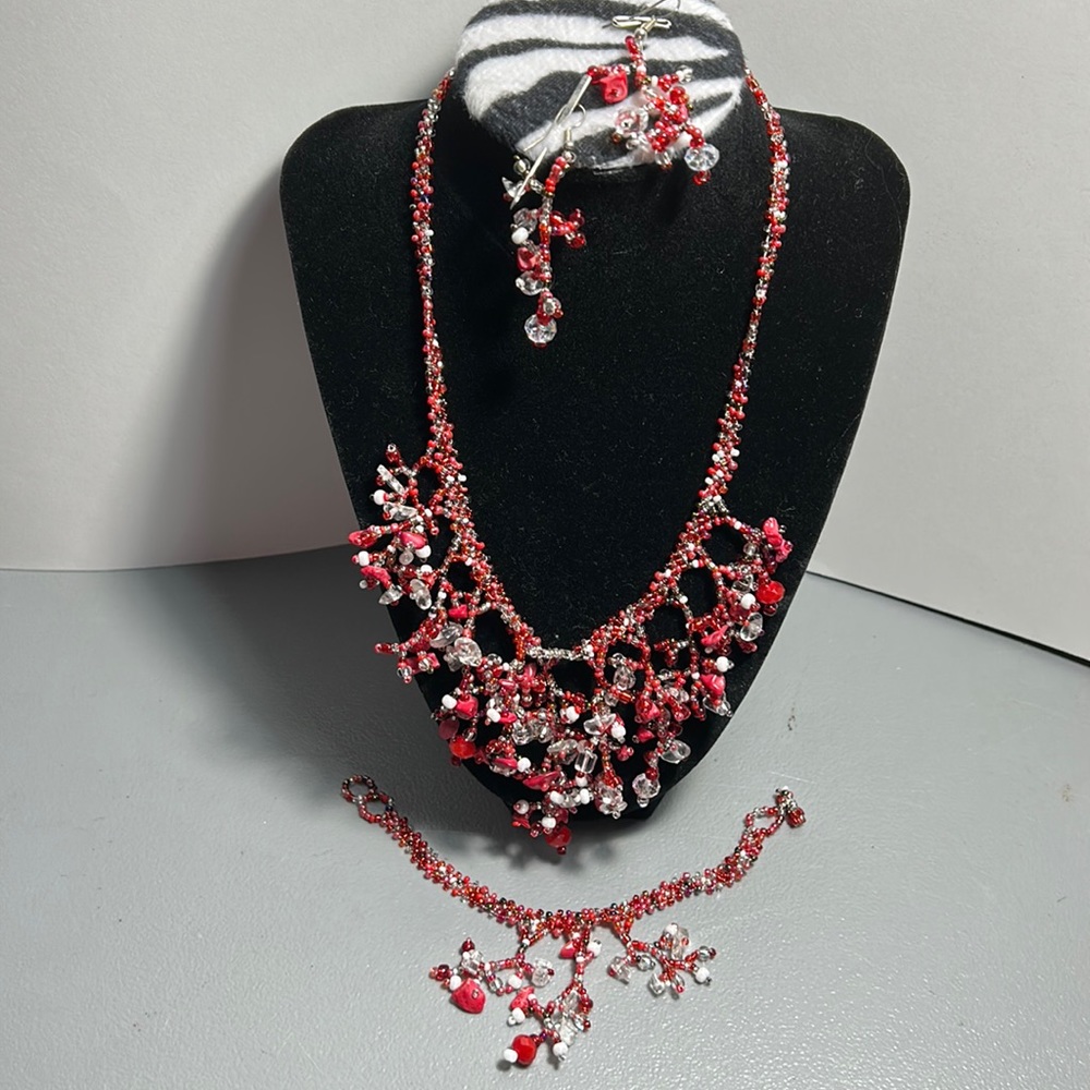 Collar, brazalete and earring